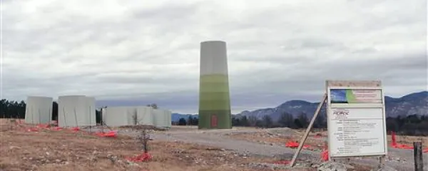 Prva velika vetrnica za proizvodnjo električne energije v Sloveniji bo skoraj zagotovo ta pri Dolenji vasi, katere spodnji del stebra stoji že več mesecev, še to pomlad pa naj bi jo sestavili do vrha, 97 metrov nad tlemi 