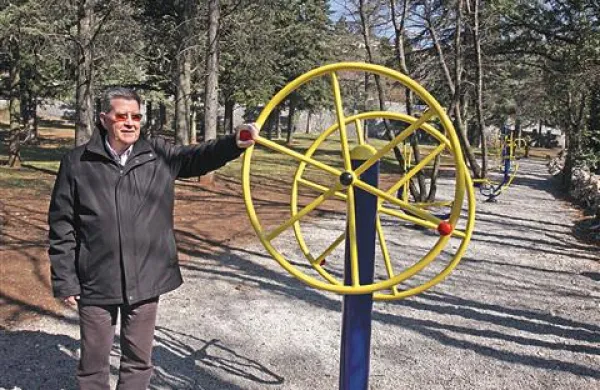 Marjan Sardoč ob fitnes napravah, ki jih je društvo dobilo v dar