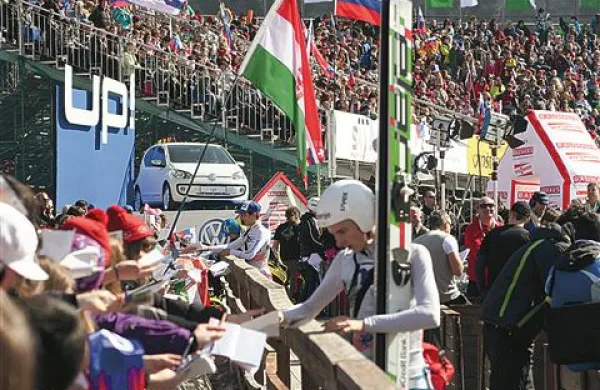 Jaka Hvala je bil kot največje slovensko presenečenje med letalci deležen največjega obleganja šolarjev, ki so iskali njegov podpis