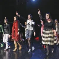 Kot je v navadi, člani Amaterskega mladinskega odra tudi pojejo in plešejo  