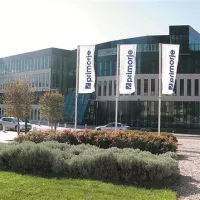 Delničarji Primorja Holding, ki so večinski lastniki Primorja,  naj bi dokapitalizirali Primorje,  čeprav mnogi menijo, da bi  gradbincu najbolj pomagali, če bi pristali na razlastitev