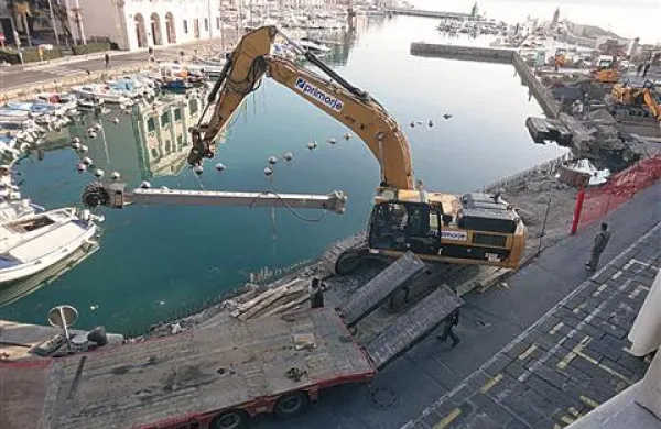 Stroj je včeraj v nekaj urah z rezkalnikom razbil  betonske gmote pod površjem cestišča