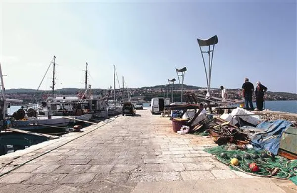 Valobran, obalo in tlakovane površine čaka obnova