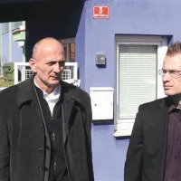 Med osumljenimi je tudi predsednik uprave Trgoavta Matjaž Cegnar (levo), ki je včeraj v Hrpelje prišel  z odvetnikom Deanom Babičem