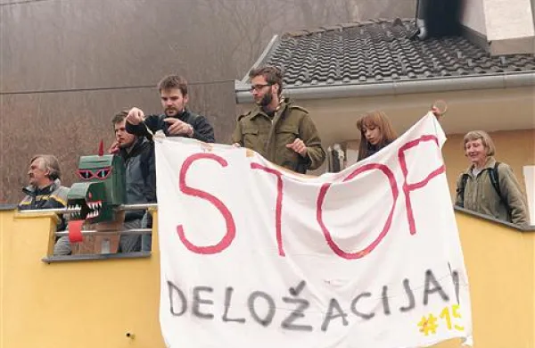 20 članov gibanja 15o je prišlo izrazit svojo podporo družini Vaskrsić