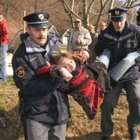 Policija je prisilno odstranila približno 20 članov gibanja 15o, ki so preprečevali dostop do hiše