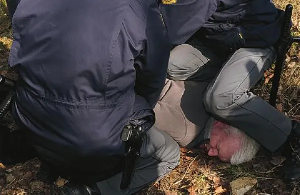 Na ljubljanski policijski upravi so pojasnili, da so policisti pri ukrepali v skladu s pooblastili, uporabili pa so “najmilejša prisilna sredstva”