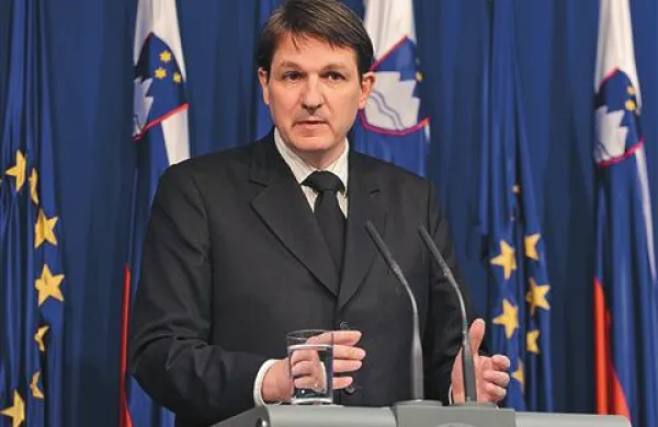 Minister Janez Šušteršič pri pokrivanju luknje v proračunu računa na  varnostno rezervo