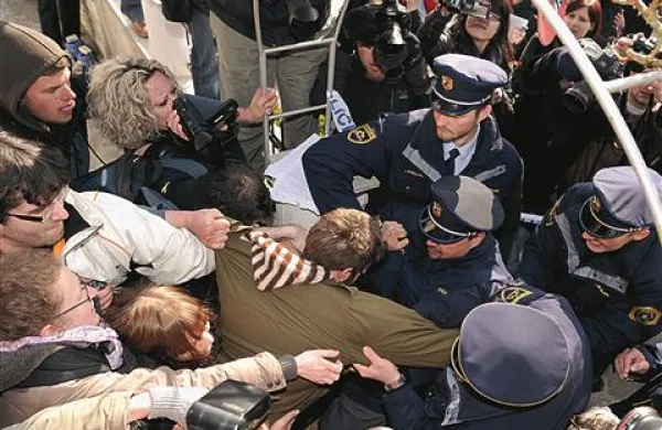 Prerivanje protestnikov in policistov