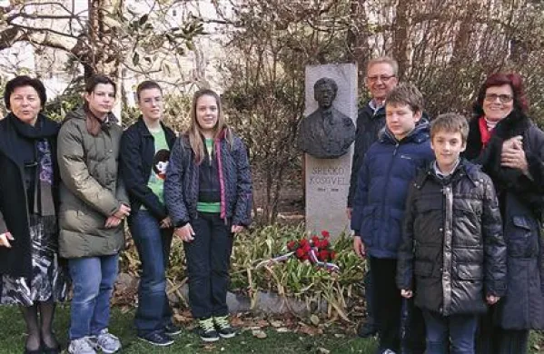 Predstavniki dutovske šole in Kulturnega društva Tomaj so  včeraj zjutraj položili cvetje k  spomeniku Srečka Kosovela v Trstu