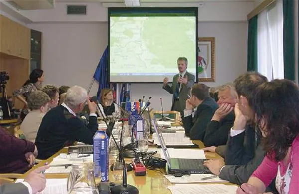 Župan Občine Pivka Robert Smrdelj je svetnikom v četrtek predstavil projekt Regijskega parka za kvalitetnejši okoljski nadzor nad območjem presihajočih jezer in za zagotavljanje pitne vode v pivških pipah