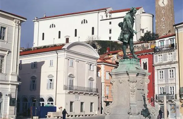 Stavba Obalnih galerij, imenovana Kazina, je piranski kulturni spomenik, zato nekateri menijo, da bi morali njeno notranjost obnoviti tako, da bi bila čim bolj podobna izvorni. Posebno kavarna je povsem izgubila svoj značaj.  