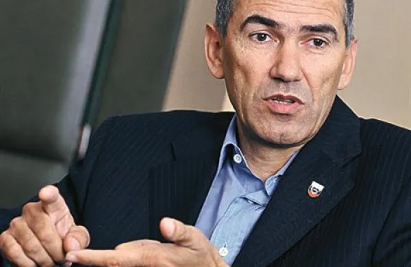 Janševa stranka v vodstvu, sam pa si je za dosedanje vodenje Vlade prislužil “trojko”.  