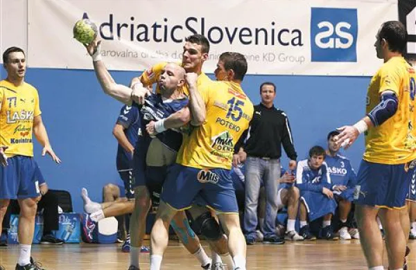 Jure Jelovčan (v primežu) je bil med najboljšimi igralci Izole tako v  napadu kot v obrambi