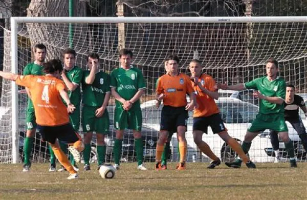 Ankarančani (v oranžnem) so bili podjetnejši tekmec. Tako je skušal zadeti Patrik Bordon (4). V živem zidu je tudi strelec Saša Jakomin - Tojo (skrajno desni  oranžni).