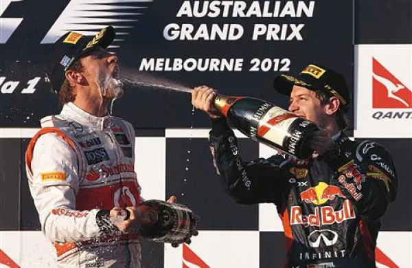 Sebastian Vettel (desno) in Jensen Button