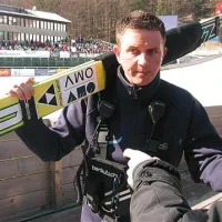Tiskovni predstavnik SZS Tomi Trbovc je izpolnil stavo in Kranjcu odnesel smuči na vrh letalnice