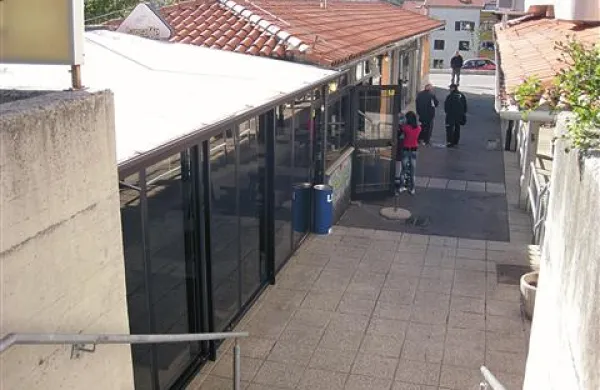 Pokrita terasa ob baru Adicto je že dolgo kamen spotike med občino in lastnikom lokala