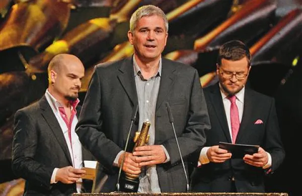 Metod Pevec je viktorja za  Aleksandrinke prejel iz rok Slona in Sadeža 
