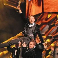 Klemen Slakonja je ob prejetih viktorjih s plesno skupino Maestro tudi  dvakrat zaplesal. V ozadju neprepoznavni Lado Bizovičar
