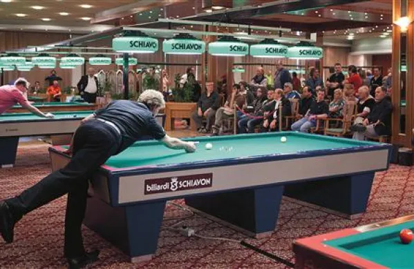 Igralci biljardne igre boccette krogel ne udarjajo s palico, temveč jih po mizi porivajo z roko