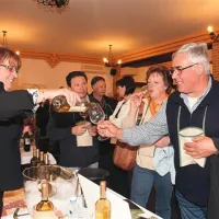 Marjeta Kavalič iz Kavaličev na festivalu  predstavlja svojo malvazijo belvedere lanskega letnika