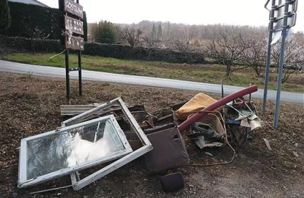 Iz struge Rižane so poleg manjših smeti odstranili tudi kosovne odpadke in celo gradbeni material 