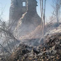 Plameni so tokrat dosegli celo ruševine obrambnega stolpa nekdanjega gradu