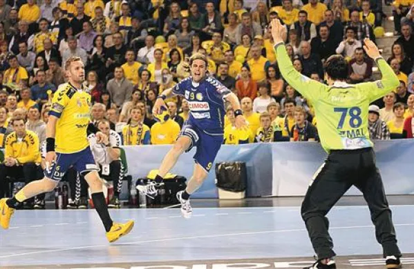 Dean Bombač je v napadu, a je vrata zaklenil igralec tekme, vratar Kielc Slavomir Szmal, ki je zbral kar 19 obramb 