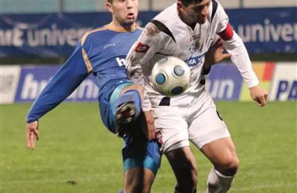 V našem arhivu smo našli fotografijo dveh sedanjih soigralcev pri Luki Koper v različnih dresih - levo Ivan Brečević (nekoč Hit), desno Enes Handanagić. Oba sta igrala v obeh klubih.