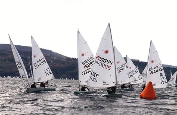 Jadralcem v razredih laser je pred Koprom ponagajal veter