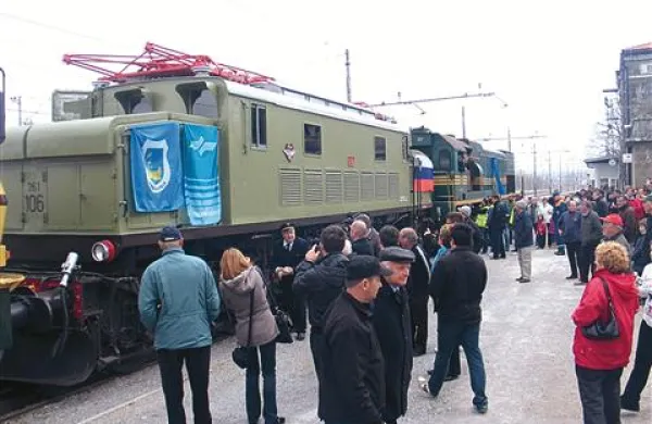 Bredo pričakala polna postaja
