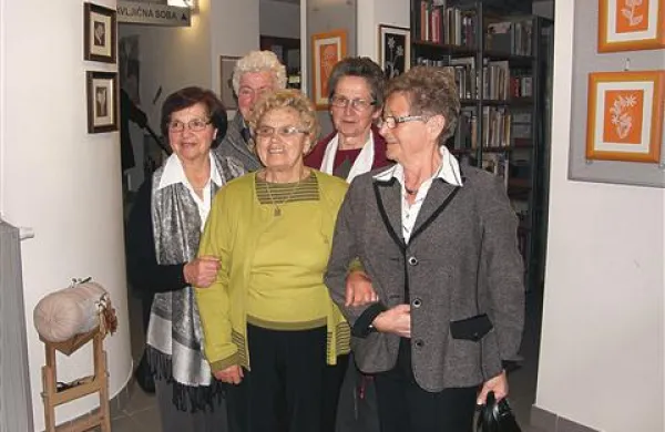Cvetka Počkaj (v sredini) v družbi matarskih klekljaric