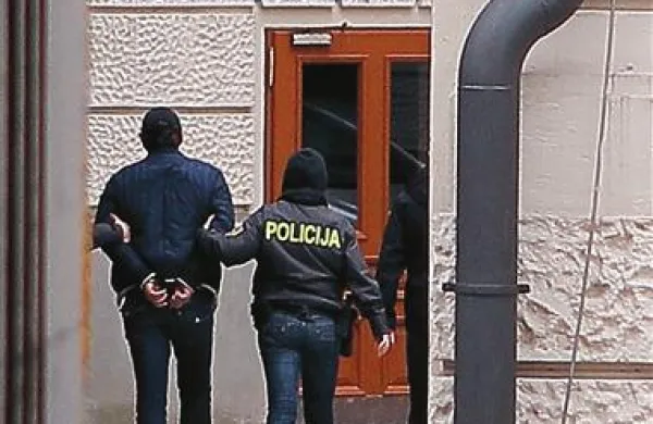 Osumljenca so v nedeljo privedli k preiskovalni sodnici ljubljanskega okrožnega sodišča, ki je zoper oba odredila pripor