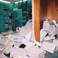 Takšno razdejanje je 1. novembra 2005 pričakalo preiskovalce v trezorju banke SKB