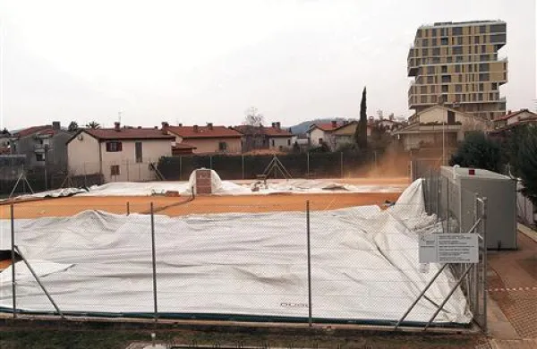 Ob vsakem močnejšem vetru rdeči prah s teniških igrišč veselo raznaša po bližnji okolici