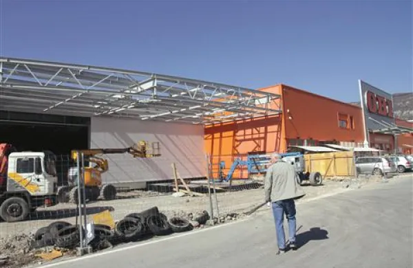Supernovo bodo kmalu odprli, urejen dostop do centra pa bo, kot kaže, še počakal. In tudi odvodnik deževnice v Sočo. Mnogi se bojijo, da bo na Prvomajski ulici prometna zmeda ...