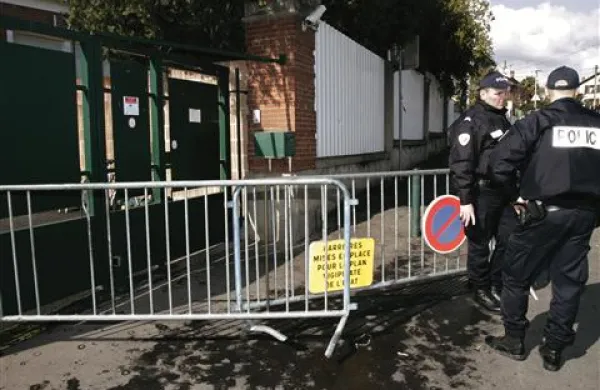  Policisti pred šolo Ozar Hatorah