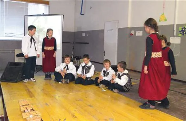Vremski šolarji so ženam poklonili kulturni program 