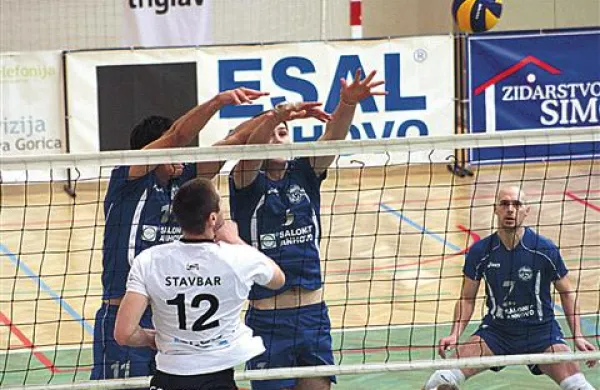 Danes so na sporedu prve polfinalne tekme moškega odbojkarskega prvenstva. Edini primorski udeleženec, Salonit, se bo  v Kanalu   pomeril s kamniškim Calcitom.