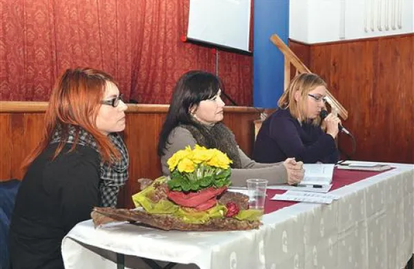 Da je knjiga izšla, sta poleg avtorice Bože Hvala (v sredini) zaslužni še Petra Kolenc (SAZU, Raziskovalna postaja Nova Gorica)  in Polona Kante-Pavlin iz Društva Planota