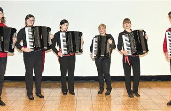 Mladi, zagnani in predani harmoniki - člani in članice sežanskega komornega orkestra gHOSt s svojimi instrumenti 