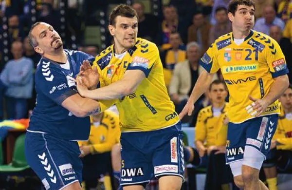 Denis Buntić (skrajno desno) se je dobro znašel v rumeno-modrem dresu kluba Vive Targi Kielce