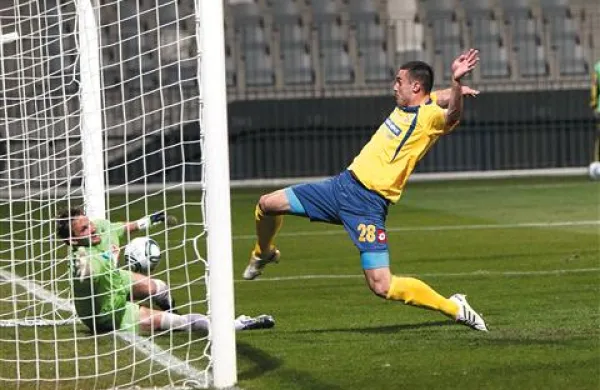 Tako je Bojan Đukić premagal vratarja Rudarja Gregorja Finka za 2:0