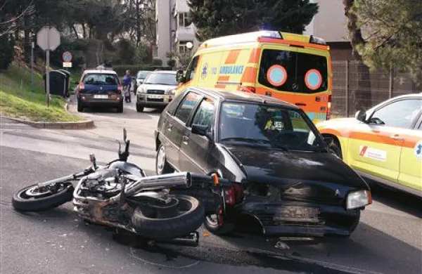 Voznik osebnega avtomobila je motoristu izsilil prednost