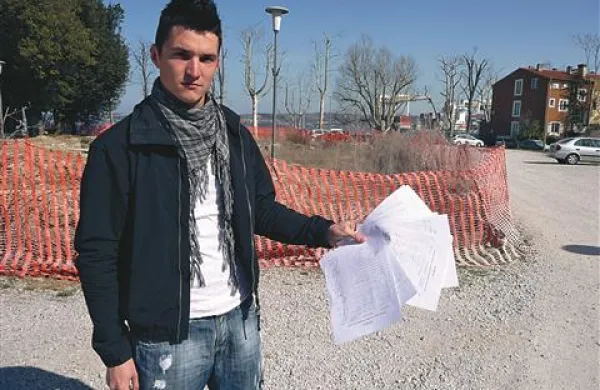 Matjaž Božič upa, da bo peticija z 250 podpisi jeznih stanovalcev in obiskovalcev lokalov na Muzejskem trgu dosegla svoj namen 