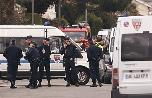 Policija v Toulousu &scaron;e vedno oblega osumljenca za tri napade
