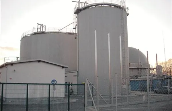 Občani Pivke se bojijo, da bo postojnski kmet Anton Žgajnar v industrijski coni Neverke po (slabem) zgledu bistriške bioplinarne (na fotografiji) postavil še eno podobno napravo, ki bo onesnaževala okolico