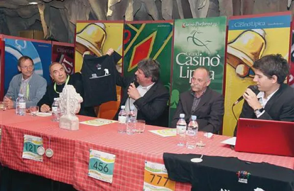 Letošnji 12. mali kraški maraton so na tiskovni konferenci predstavili (od leve) Fabio Ruzzier, Carlo Irace, Davorin Terčon, Božidar Dragan in povezovalec Miha Penko