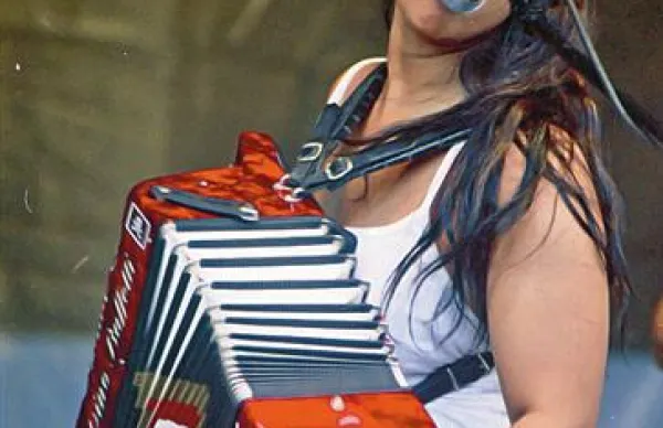 V sklopu blues festivala bo v Postojni danes gostovala kraljica zydeco glasbe Rosie Ledet